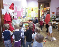 Saint Nicolas rencontre les enfants